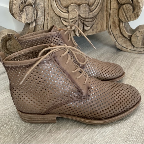 ERIC MICHAEL Laser Cut Lace Up Bootie Women’s 8